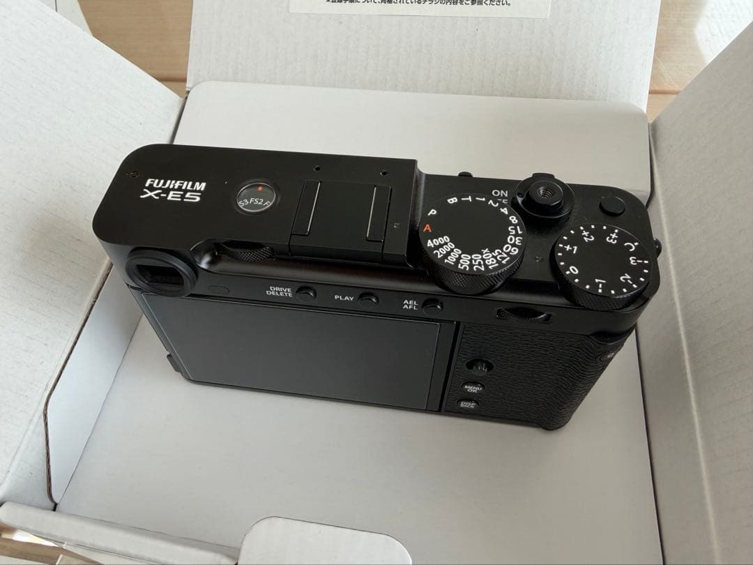 FUJIFILM X-E5 ブラック 室内試写のみ、サムグリップ付き。