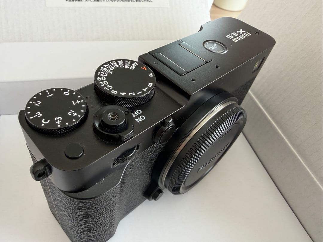 FUJIFILM X-E5 ブラック 室内試写のみ、サムグリップ付き。