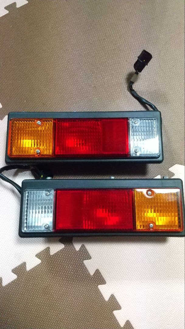 三菱　キャンター　テールランプ