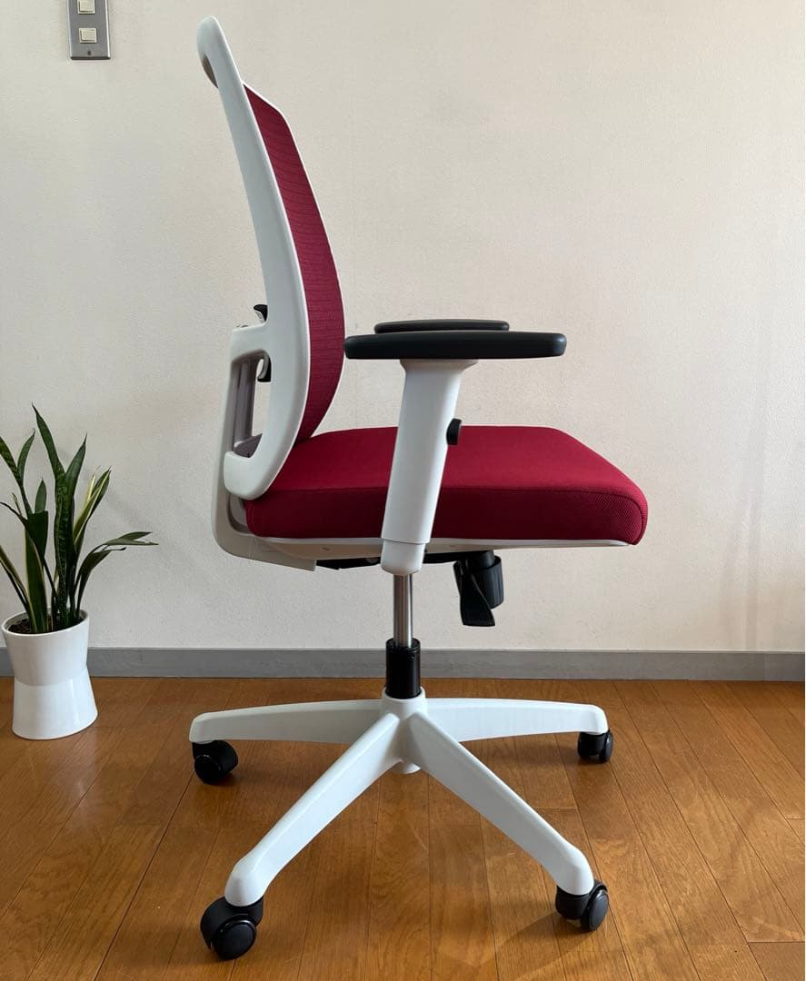 ◆未使用品◆ PLUS BJ チェア　レッド　高機能メッシュチェア　モダン