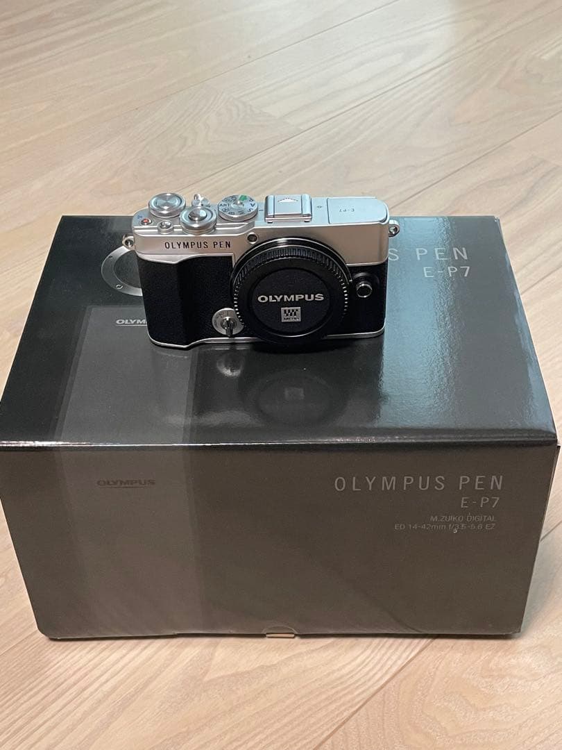 OLIMPAS　PEN オリンパス　E-P7 ボディとカメラジャケット