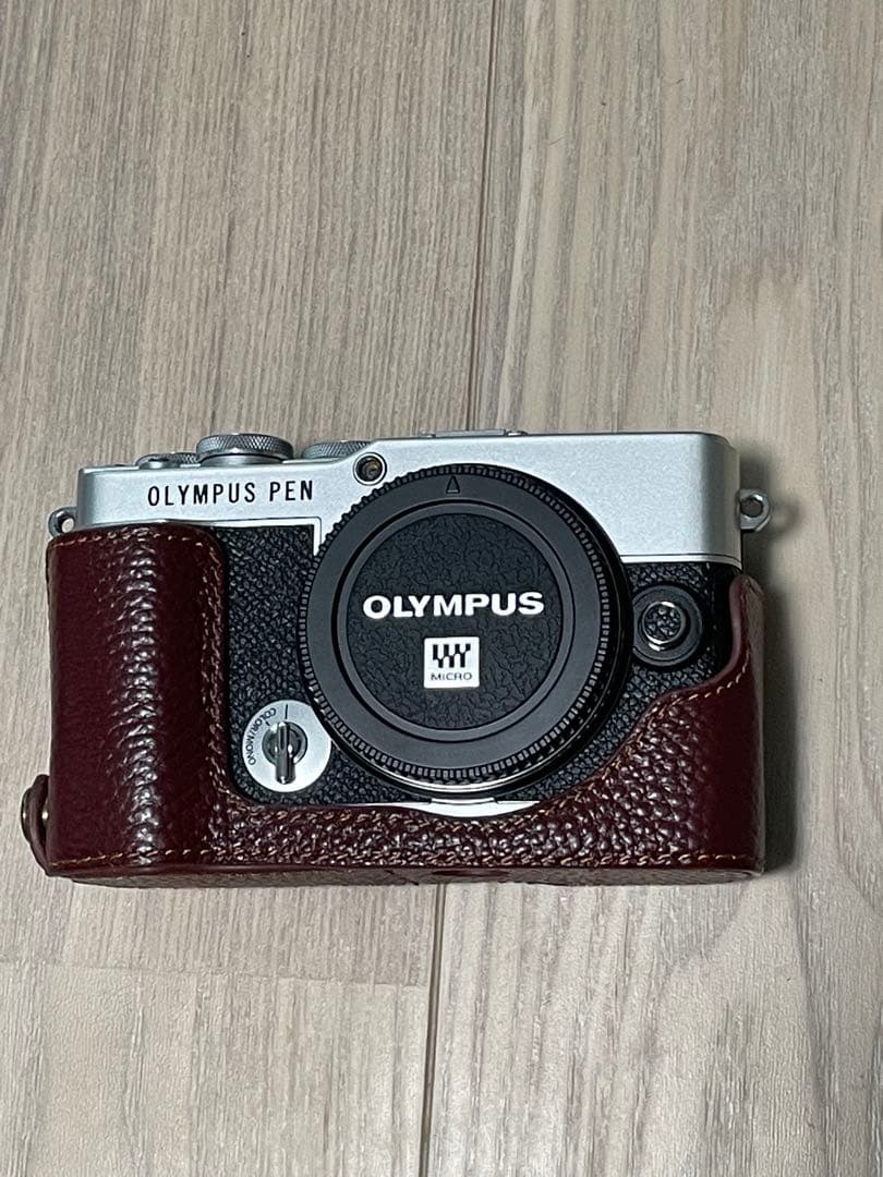 OLIMPAS　PEN オリンパス　E-P7 ボディとカメラジャケット
