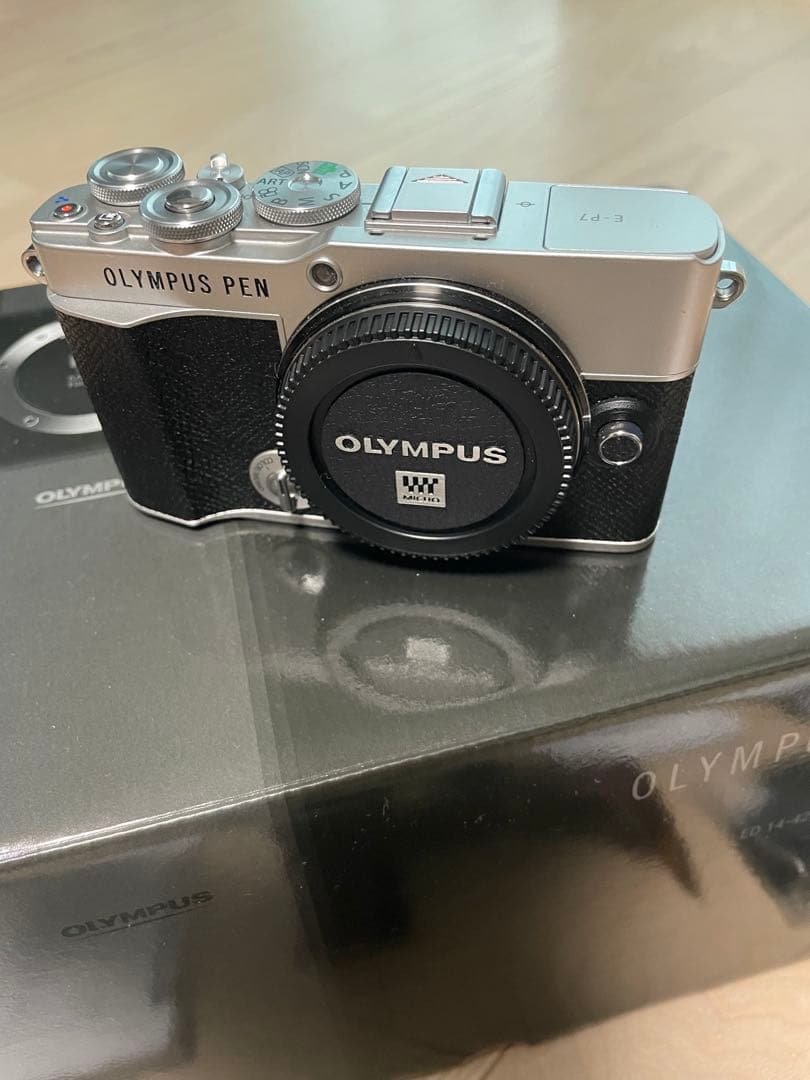 OLIMPAS　PEN オリンパス　E-P7 ボディとカメラジャケット