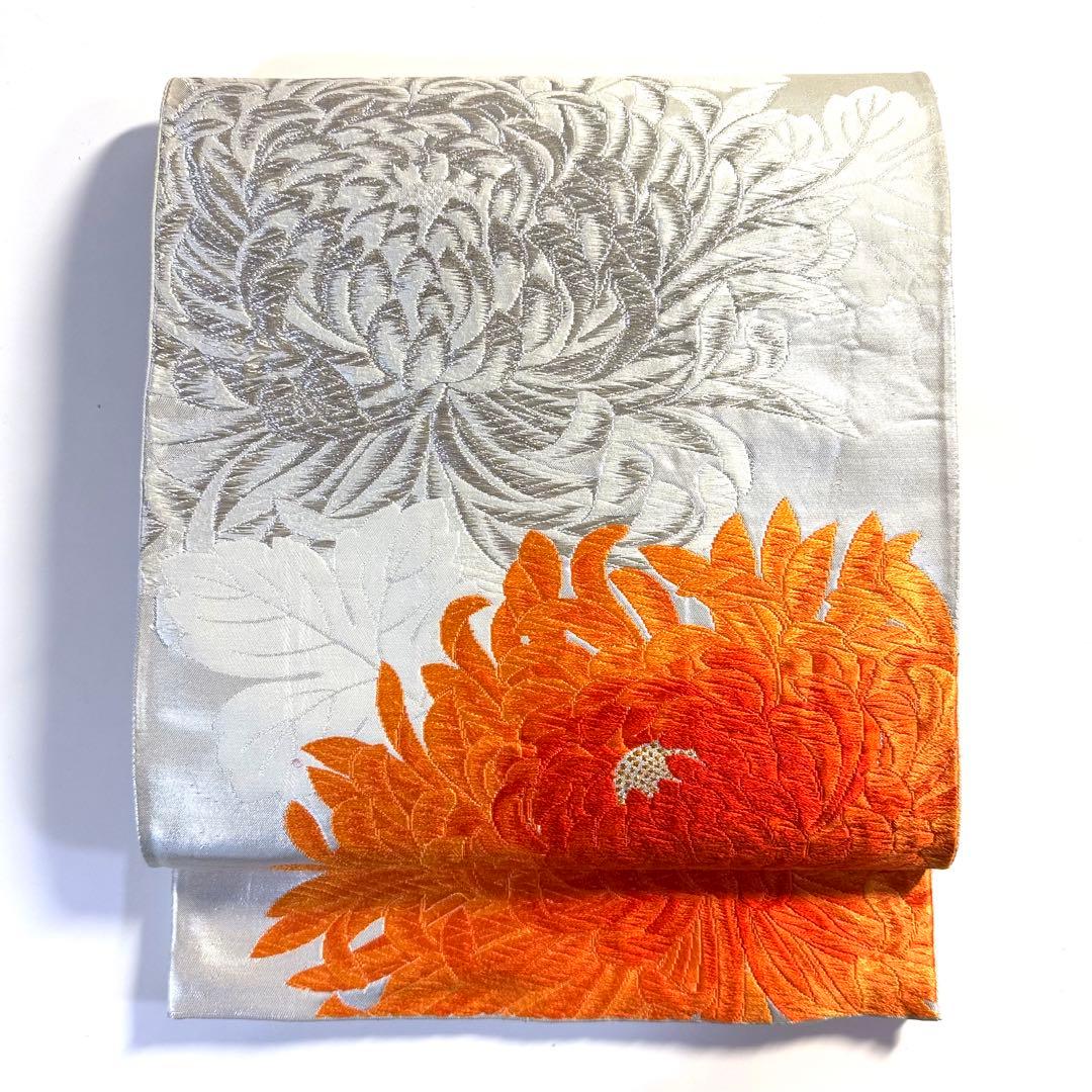 5k3120 袋帯　絹　唐織　乱菊　銀色　白　橙色　花柄　和装　着物