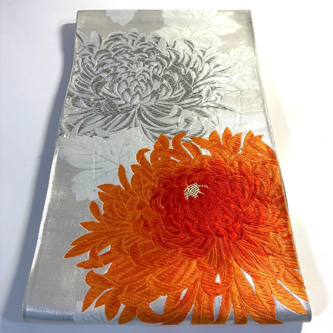 5k3120 袋帯　絹　唐織　乱菊　銀色　白　橙色　花柄　和装　着物