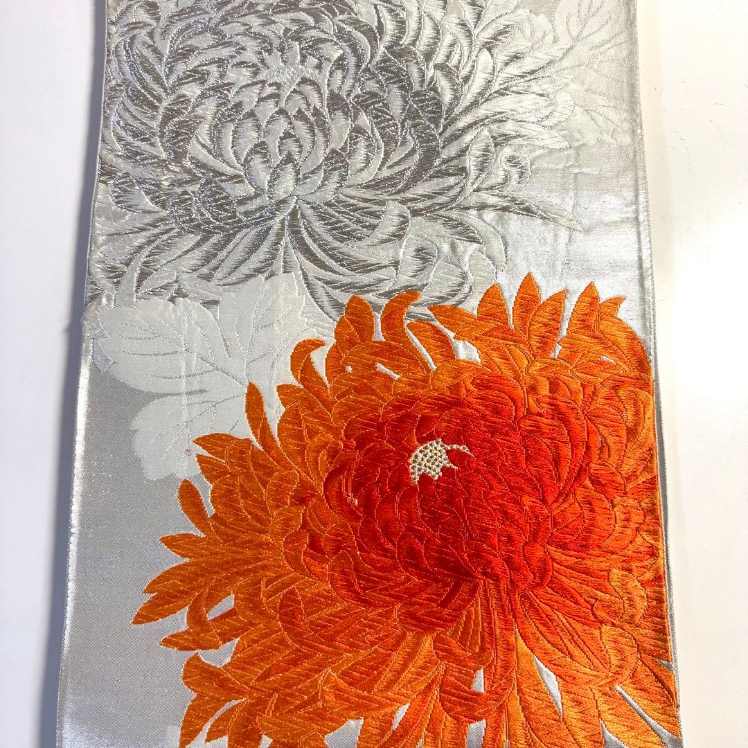 5k3120 袋帯　絹　唐織　乱菊　銀色　白　橙色　花柄　和装　着物