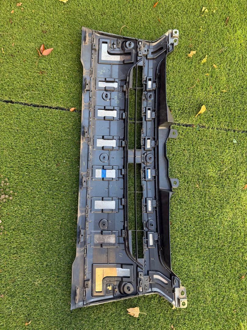 c*e様 トヨタ200系ハイエース4型ダークプライム純正ナローグリル