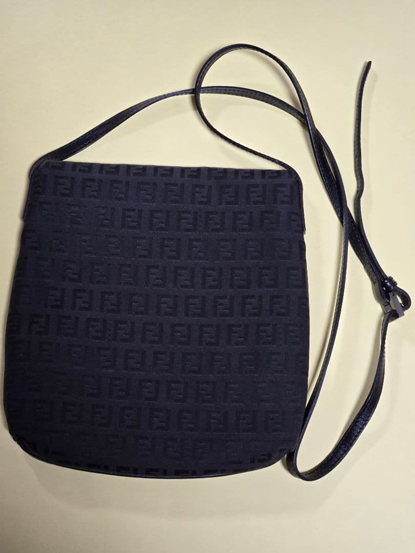 FENDI ズッキーノ柄 ショルダーバッグ斜めがけ