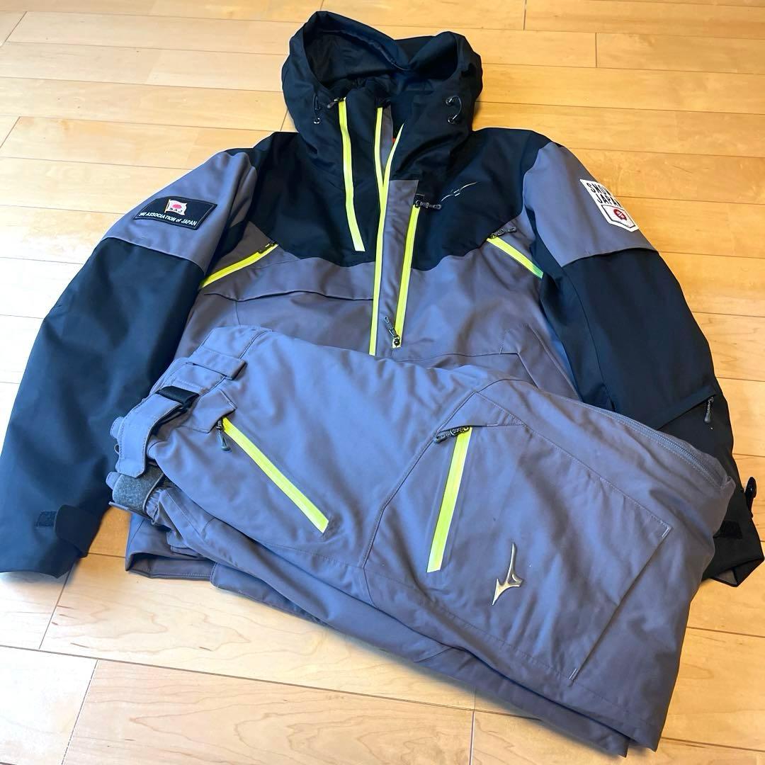 MIZUNO スキーウェアフード付き 上下M 黒✖️グレー　未使用に近いです。