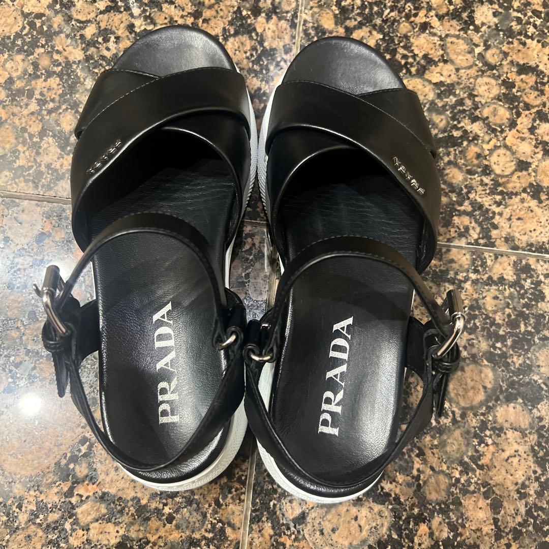 PRADA ブラック クロスストラップ サンダル　38