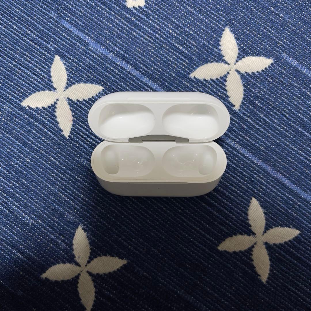 【美品】Apple AirPods pro 2 第二世代 ケースのみ