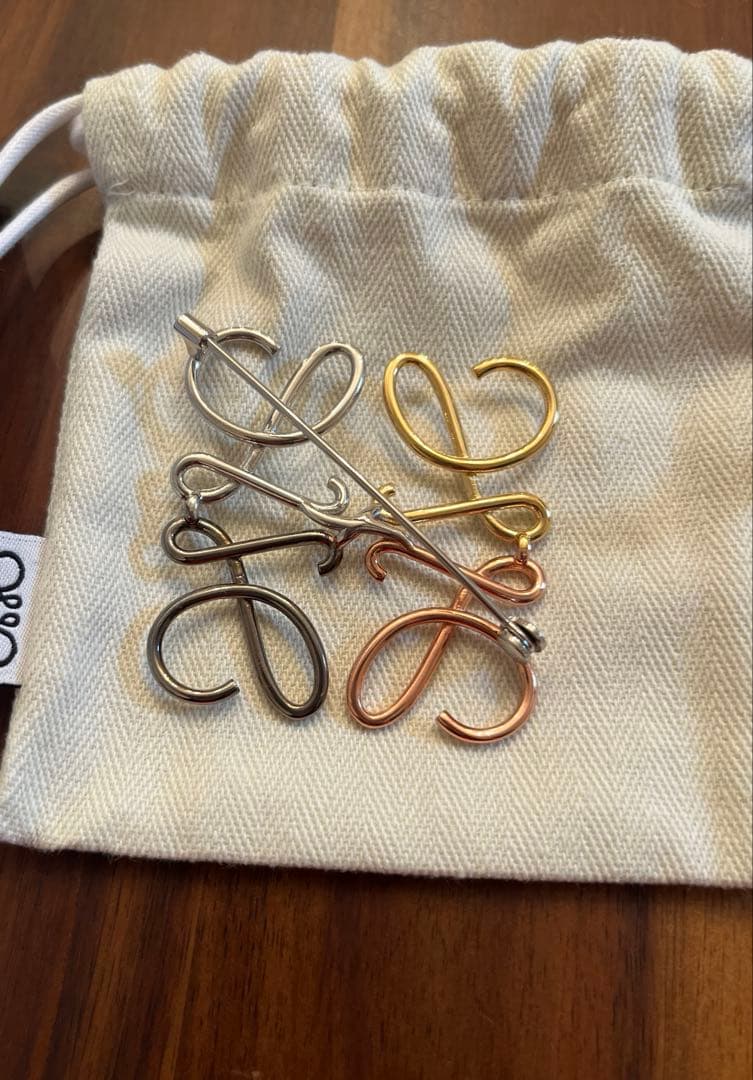 LOEWE アナグラム　ブローチ