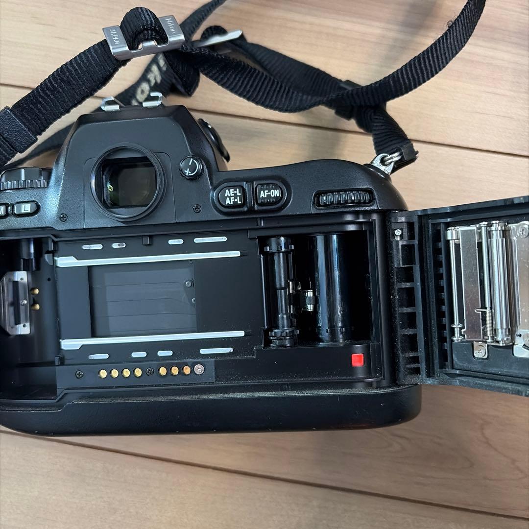 Nikon F100 一眼レフカメラ　レンズ付き
