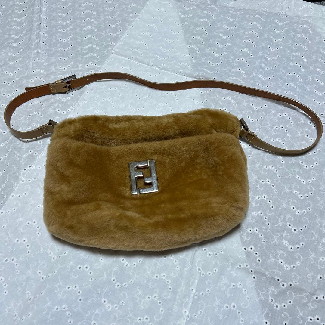 FENDI ベージュファーショルダーバッグ