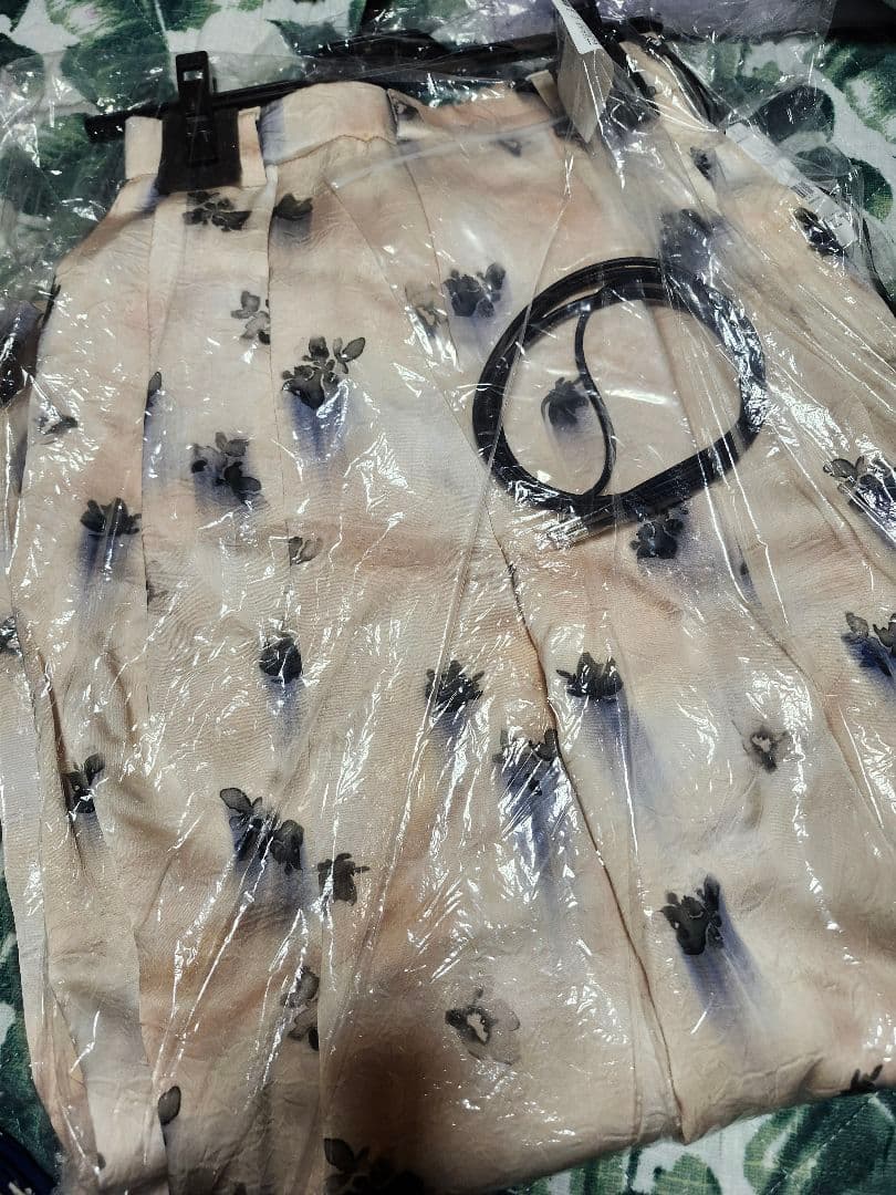 パンツ AmeriVINTAGE CLARA SATIN TUCK PANTS