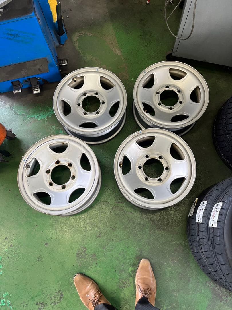 タイヤ付き　ハイエース　ホイール　鉄チン