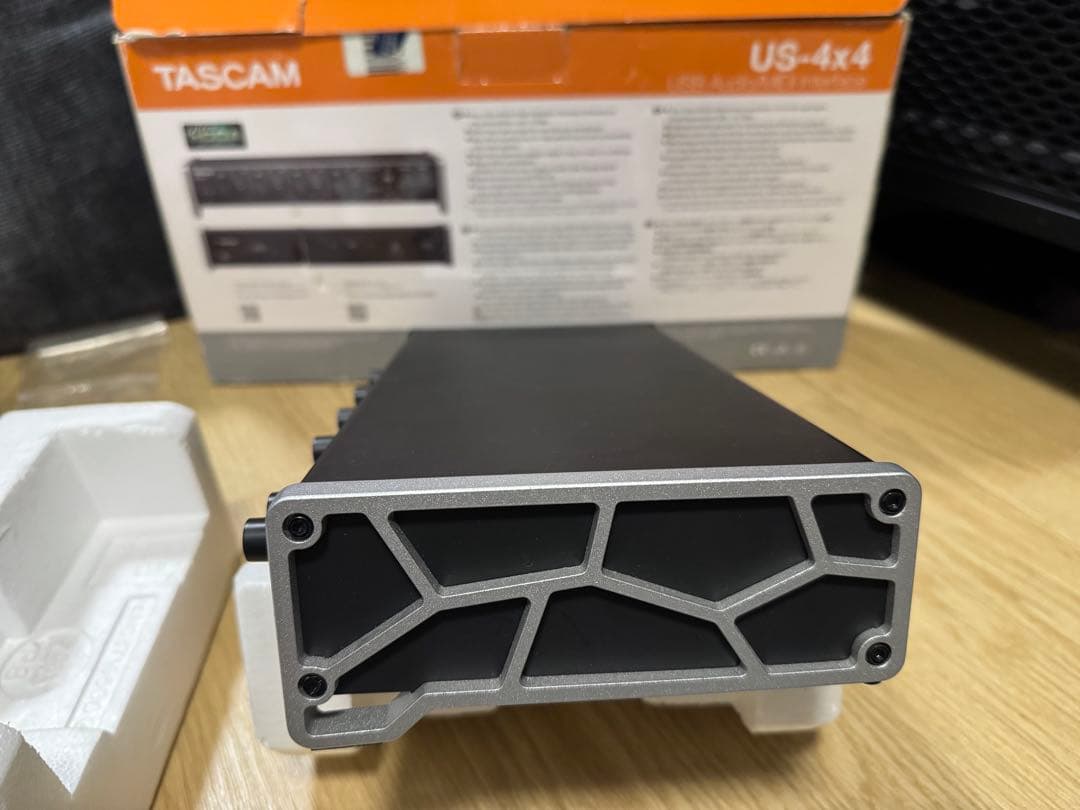 TASCAM US-4x4　オーディオインターフェース