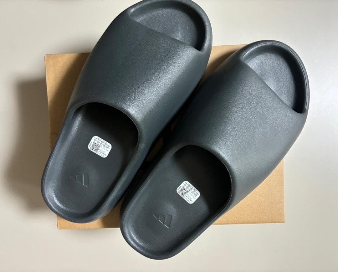 靴 YZY SLIDE DARK ONYX