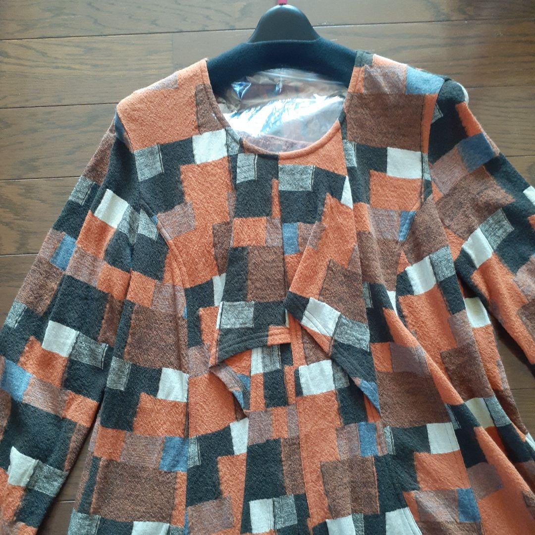 センソユニコ　オレンジ・黒・白のパターン長袖ワンピース