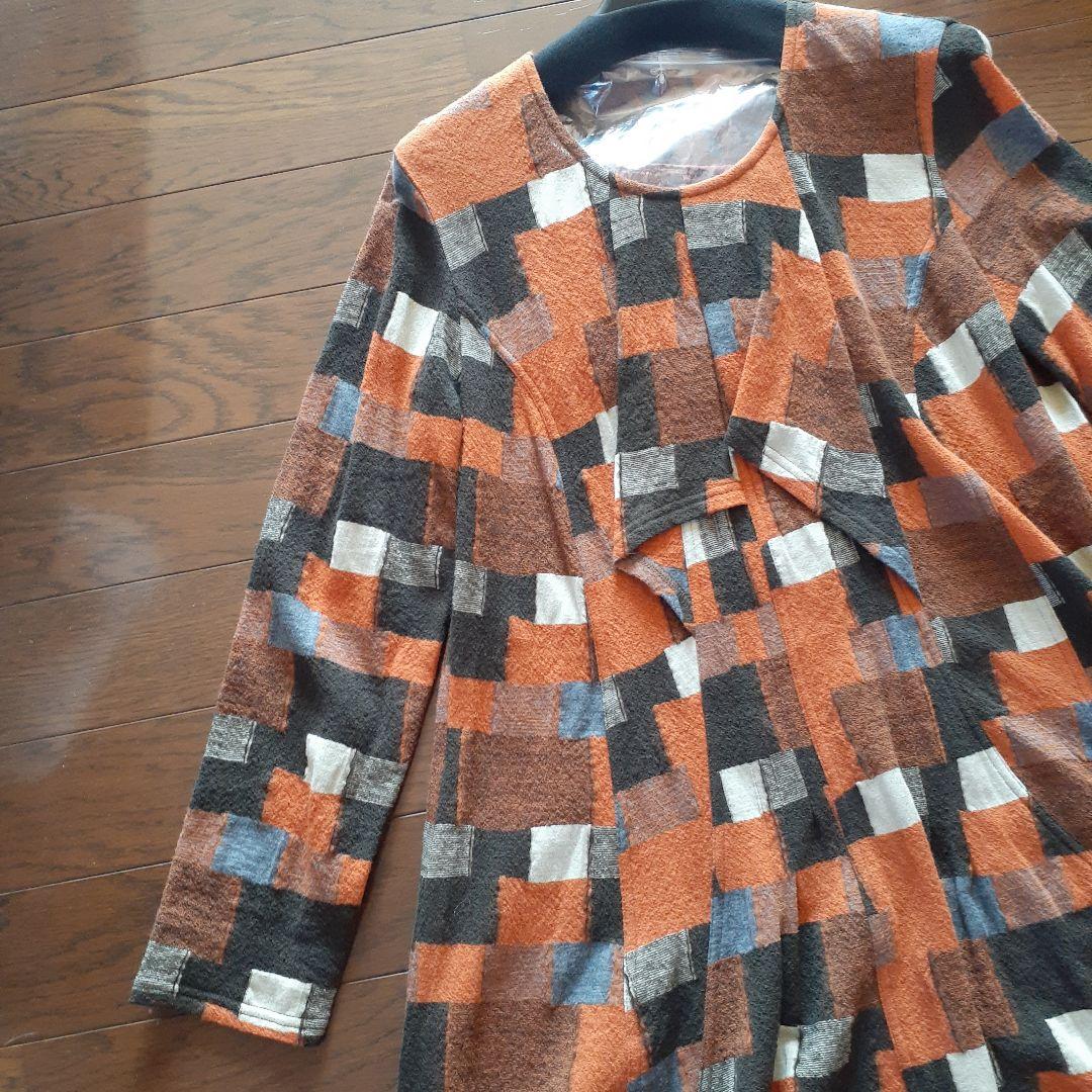 センソユニコ　オレンジ・黒・白のパターン長袖ワンピース