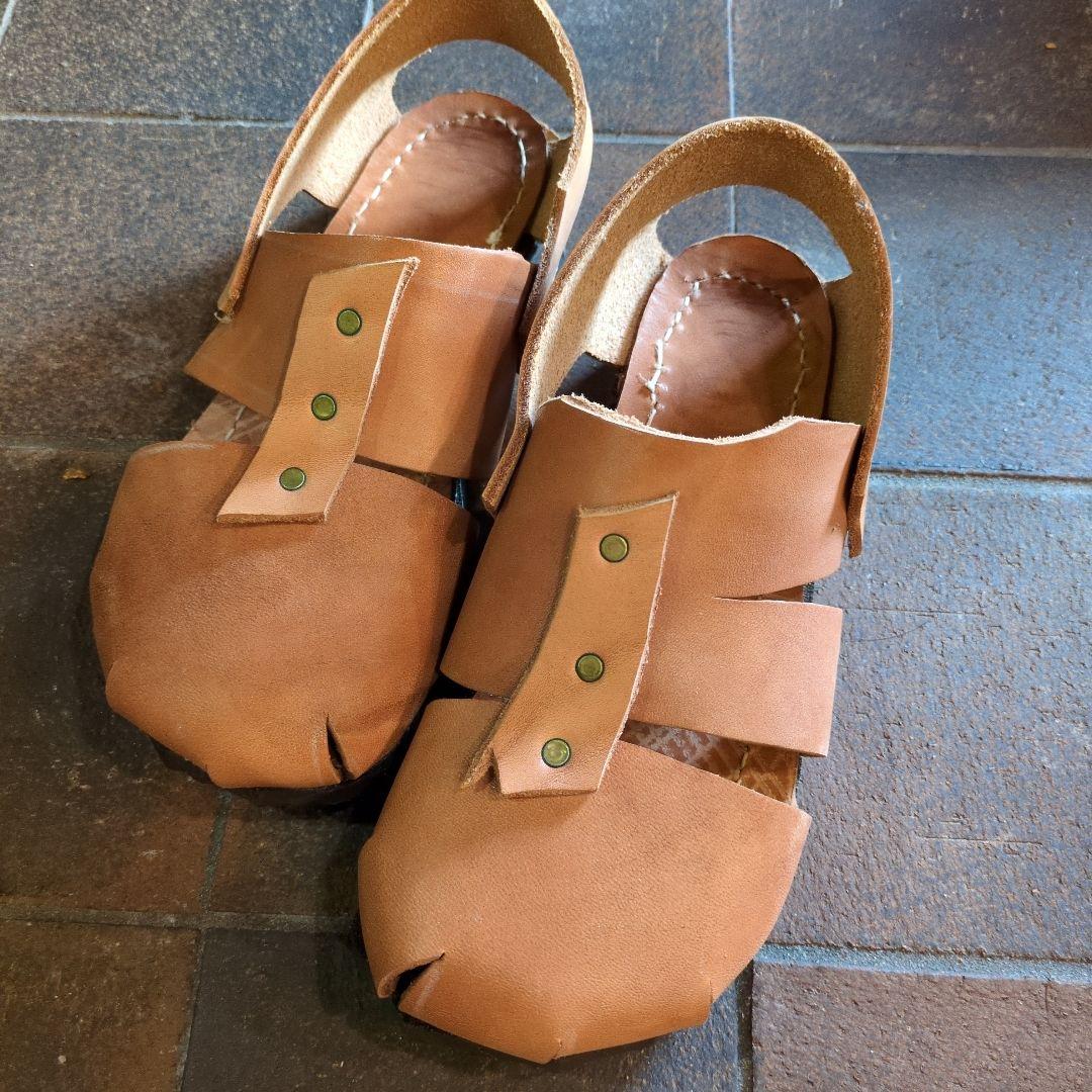 ぷあちぃ曽田耕さんの皮サンダル