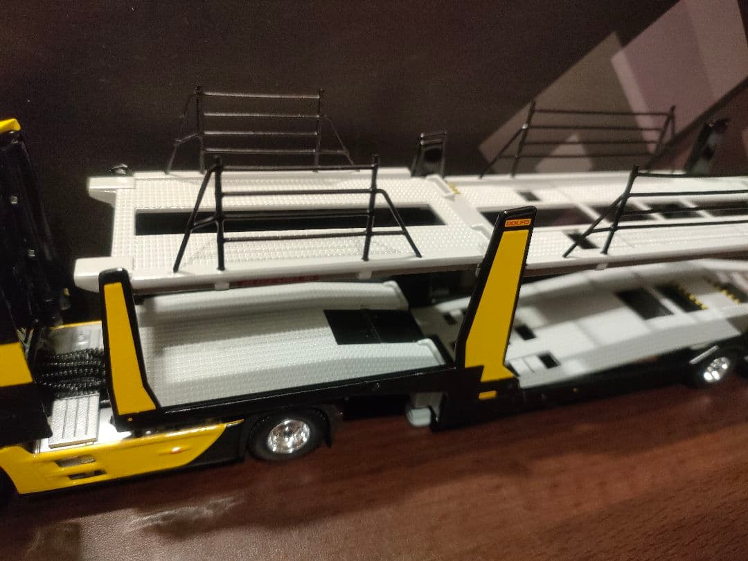 MINIGT Mercedes-Benz アクトロス 黄色 右ハンドル 1/64