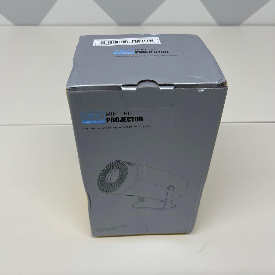 新品未使用　ホワイト HD プロジェクター ステレオサウンド 4K対応