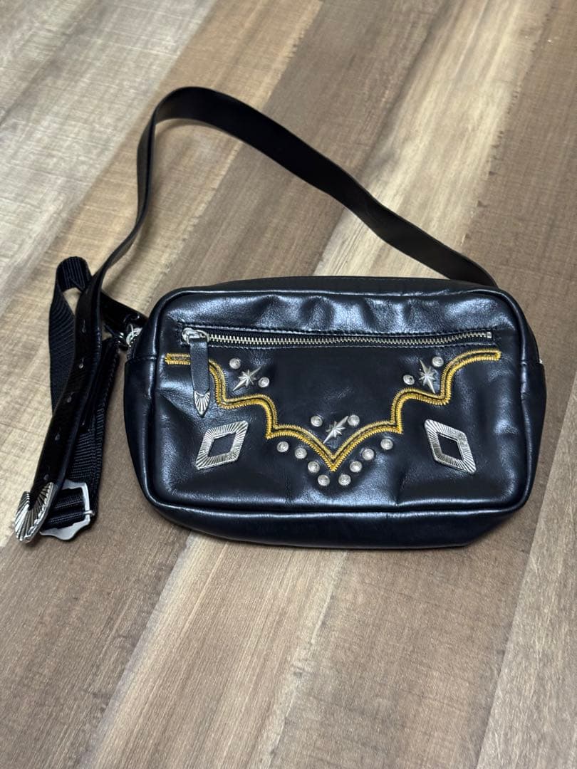 TOGA PULLA スタッズ刺繍ベルトバッグ 黒