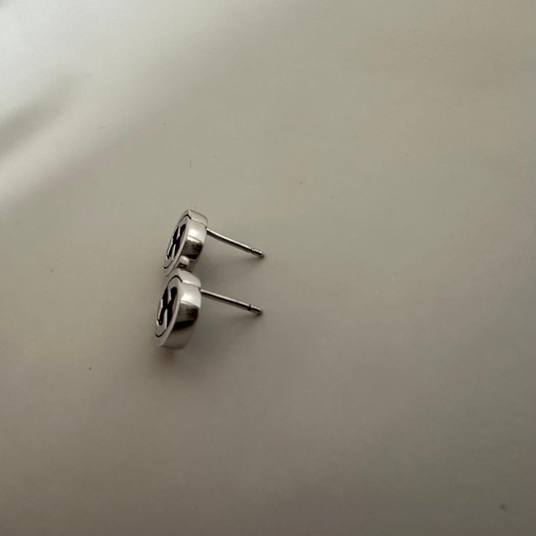 【片方購入歓迎】GUCCI シルバー スタッドピアス ロゴ入り
