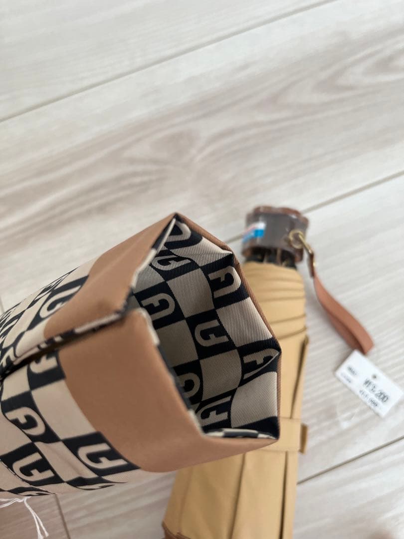 FURLA フルラ　ベージュ　折り畳み傘　ロゴ　モノグラム柄　ベージュ