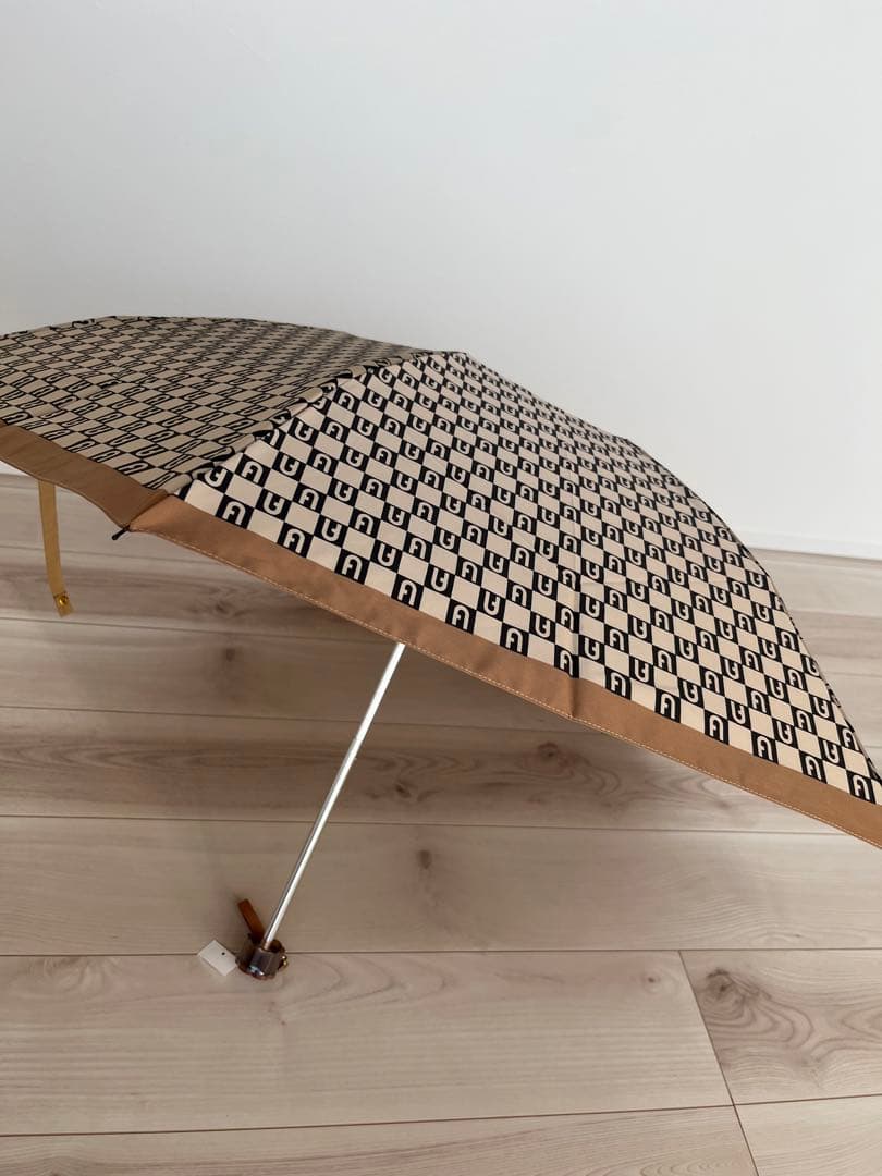 FURLA フルラ　ベージュ　折り畳み傘　ロゴ　モノグラム柄　ベージュ