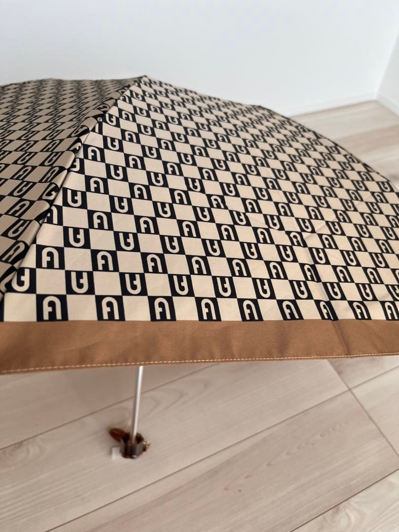 FURLA フルラ　ベージュ　折り畳み傘　ロゴ　モノグラム柄　ベージュ