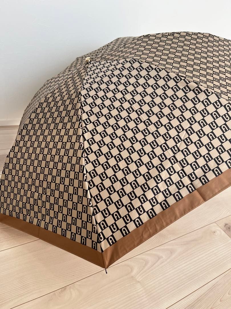 FURLA フルラ　ベージュ　折り畳み傘　ロゴ　モノグラム柄　ベージュ