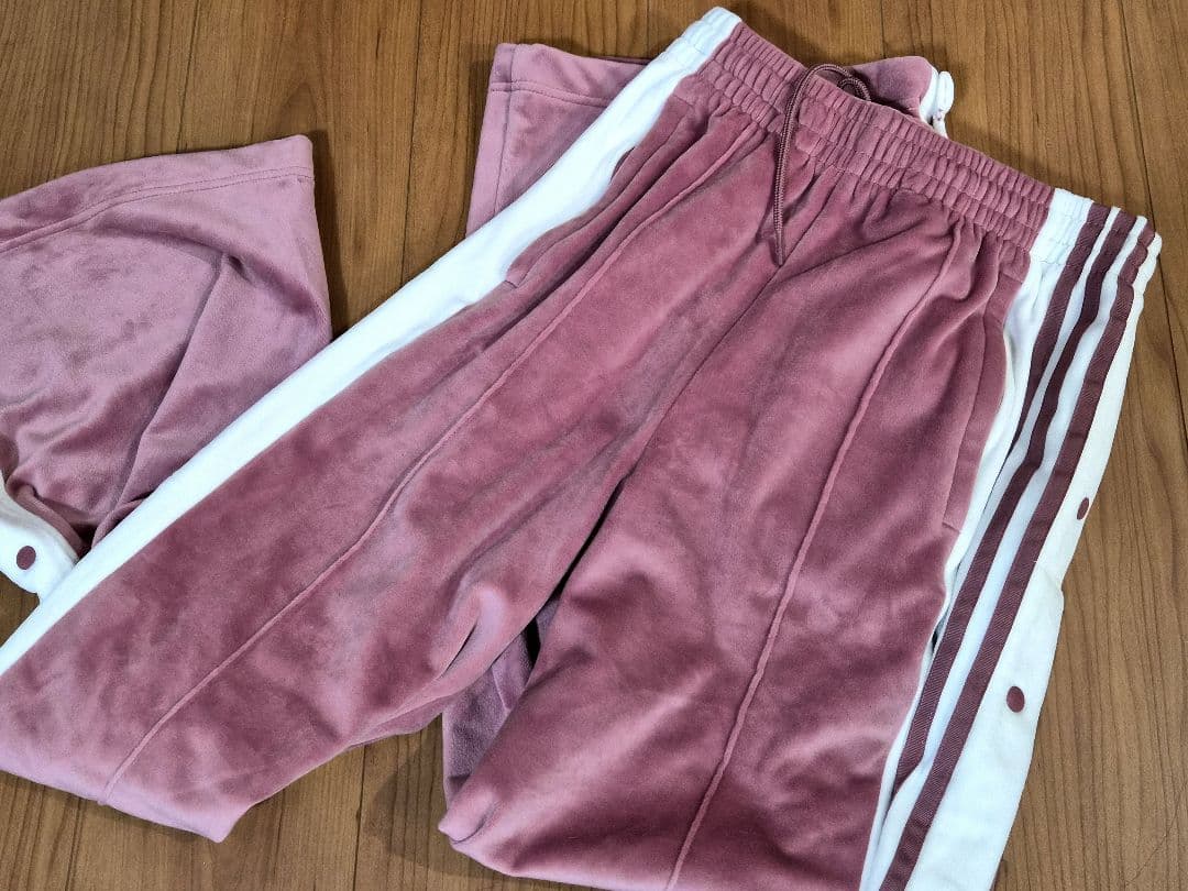 重盛さと美着用adidas W ADIBREAK VELOUR TP Mサイズ