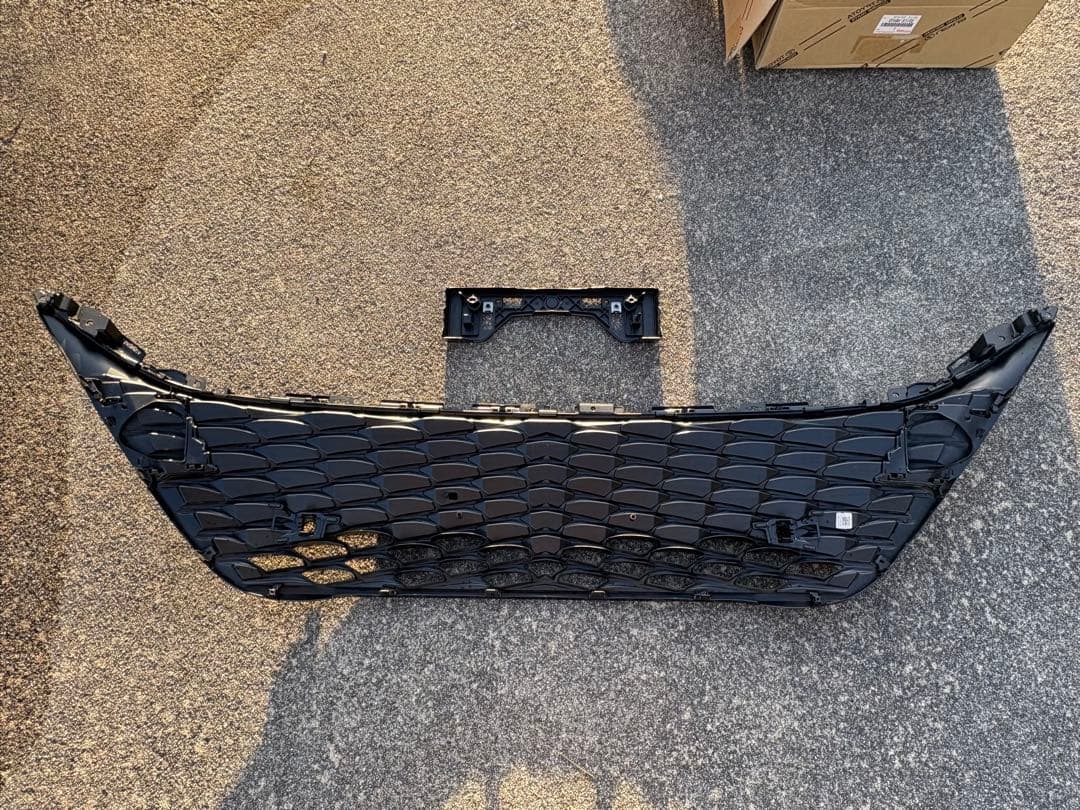 ハリアー80 PHEV ラジエーターグリル　カメラ穴無し　トヨタ純正部品