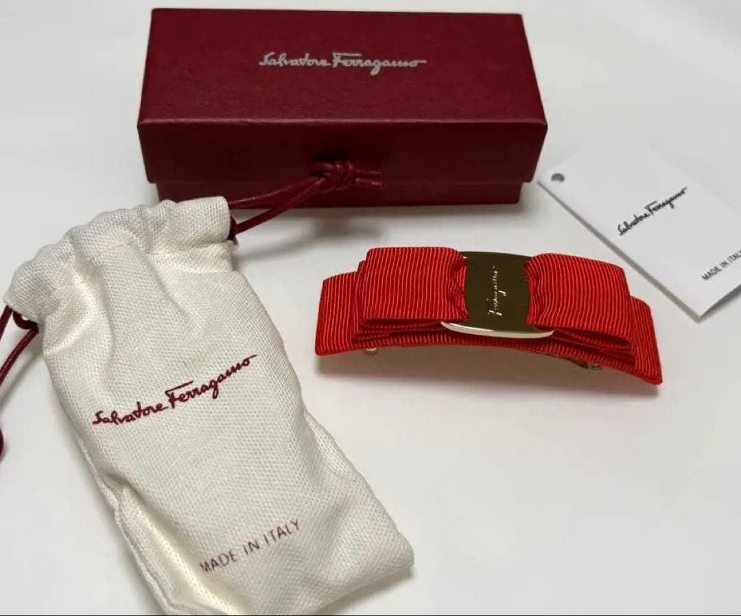 Ferragamoフェラガモ ヴァラリボン バレッタ ヘアアクセ　オレンジ色