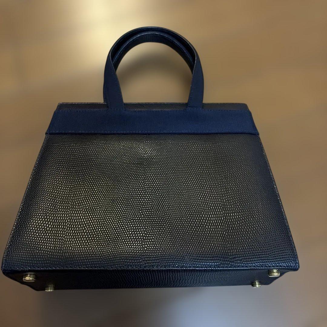 サルヴァトーレフェラガモ ヴァラリボン　レザーハンドバッグ