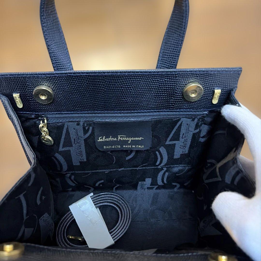 サルヴァトーレフェラガモ ヴァラリボン　レザーハンドバッグ