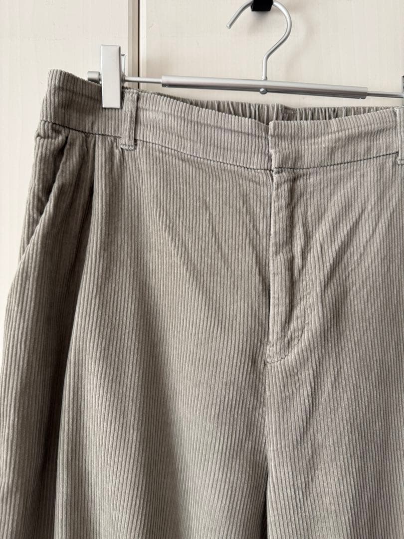 ライトグレー　コーデュロイパンツ