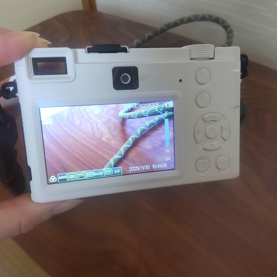 【美品】デジタルカメラ　バッテリー・レンズ・SDカード他おまけ付