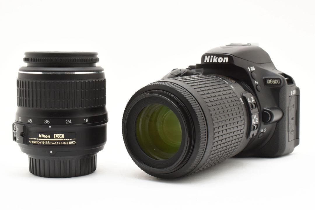 美品　Nikon D5600 ダブルズームセット　Wi-Fi搭載