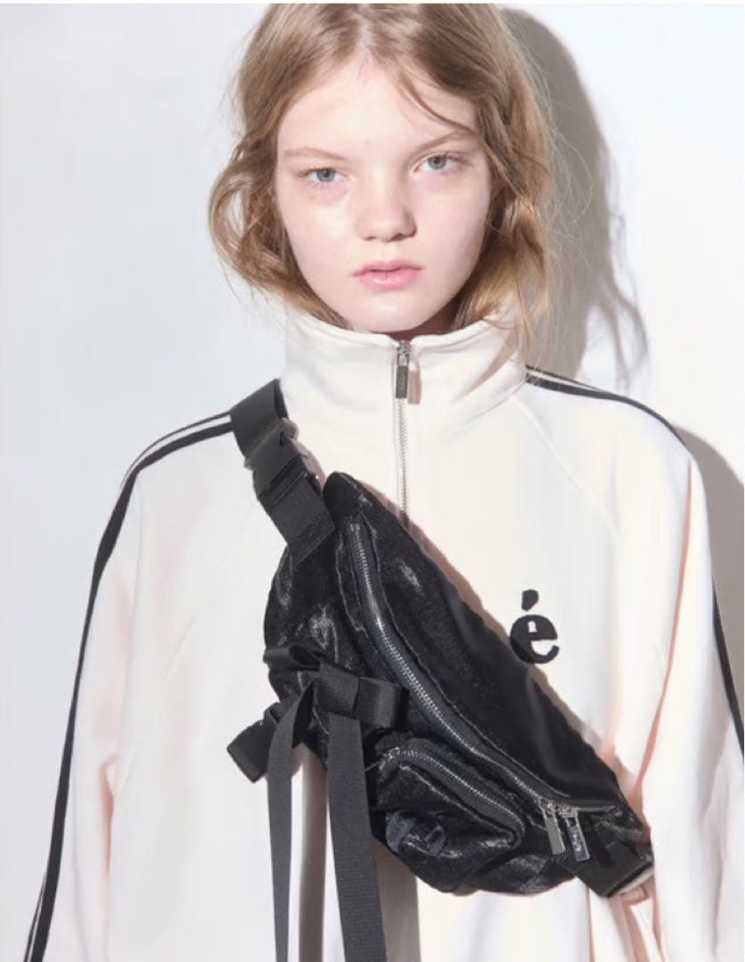 é ribbon satin 2way body bag ブラック