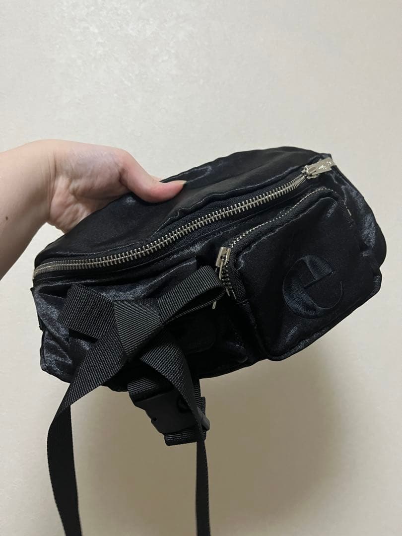 é ribbon satin 2way body bag ブラック