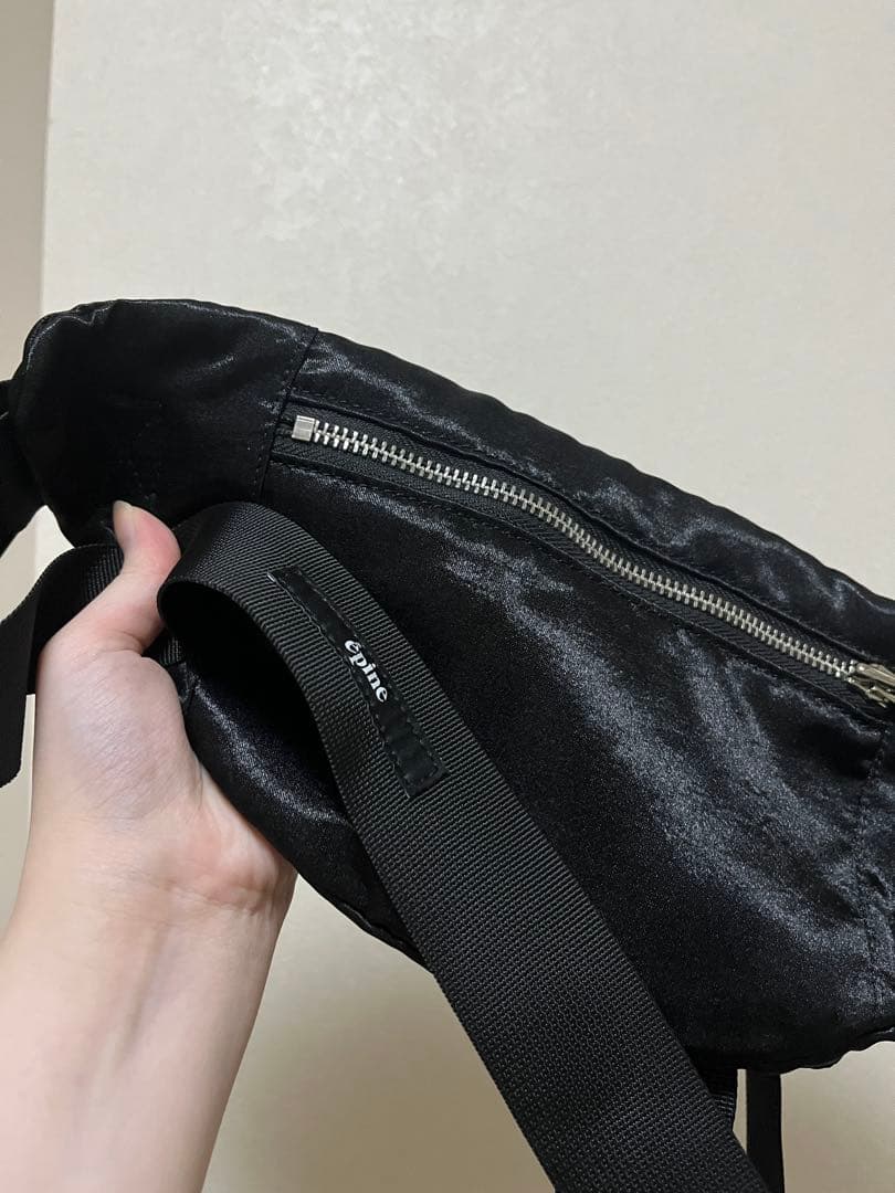 é ribbon satin 2way body bag ブラック