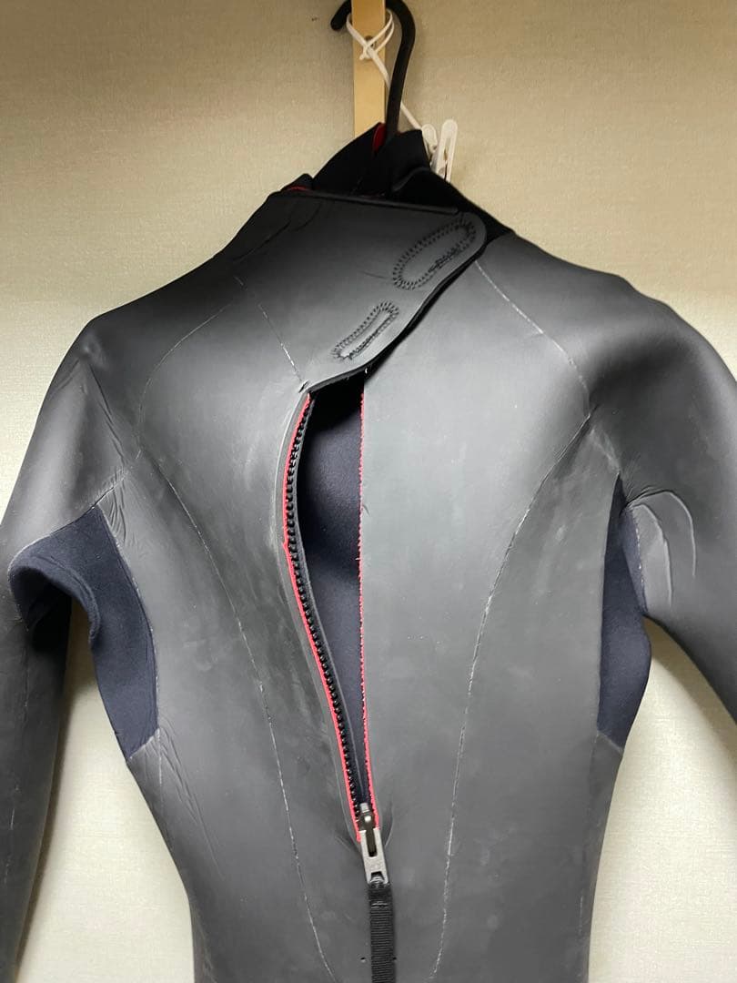新品セミドライ　ウエットスーツ　　　試着のみ