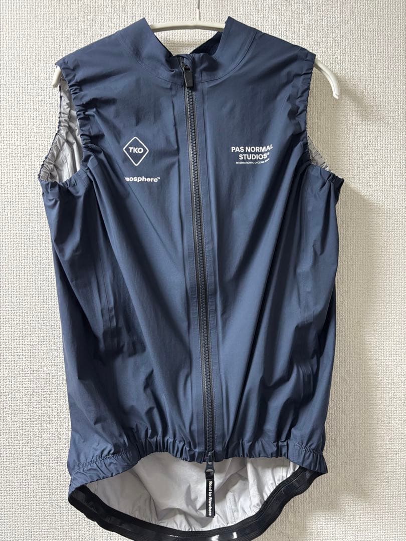 パスノーマルスタジオ T.K.O. Rain Gilet Atmosphere