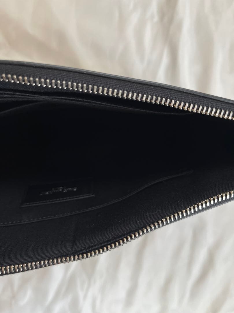 ほぼ新品　SAINT LAURENT　サンローラン モノグラム クラッチバッグ