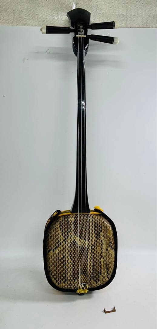 ① 沖縄三線 本蛇革 ケース付き 初心者 入門 蛇皮 本革