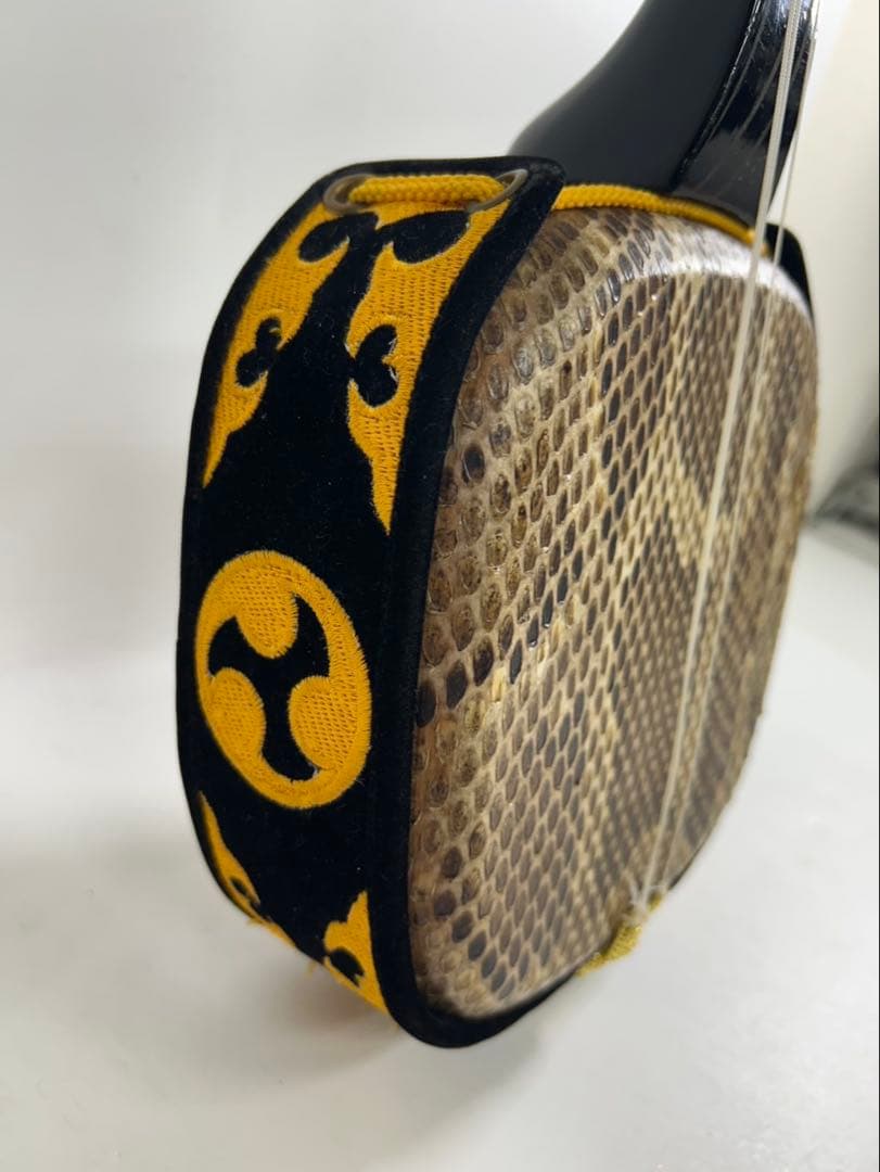 ① 沖縄三線 本蛇革 ケース付き 初心者 入門 蛇皮 本革