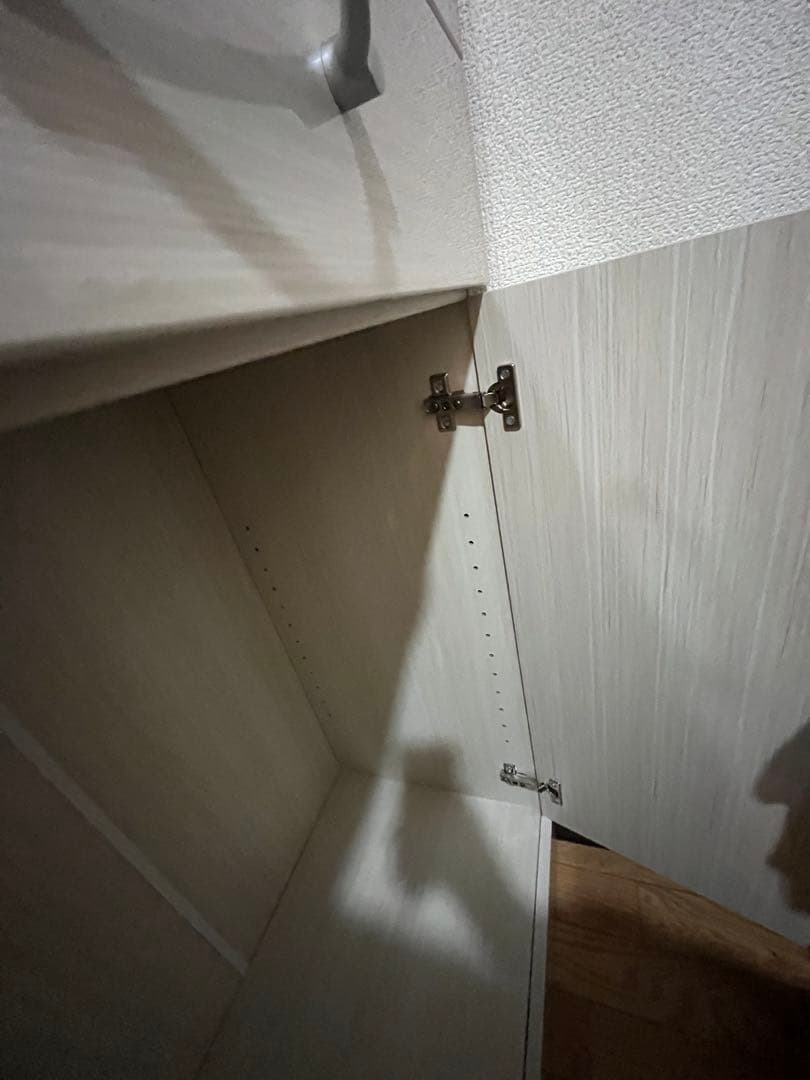 キッチンキャビネット　シルバー 木製 食器棚 ガラス扉